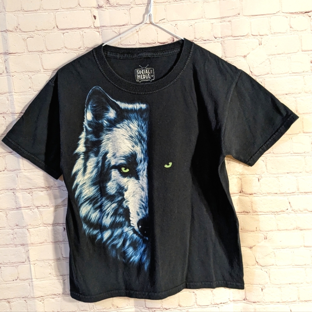 Social Media White Wolf Black Tshirt Glowing Eyes Large 10/12 Youth